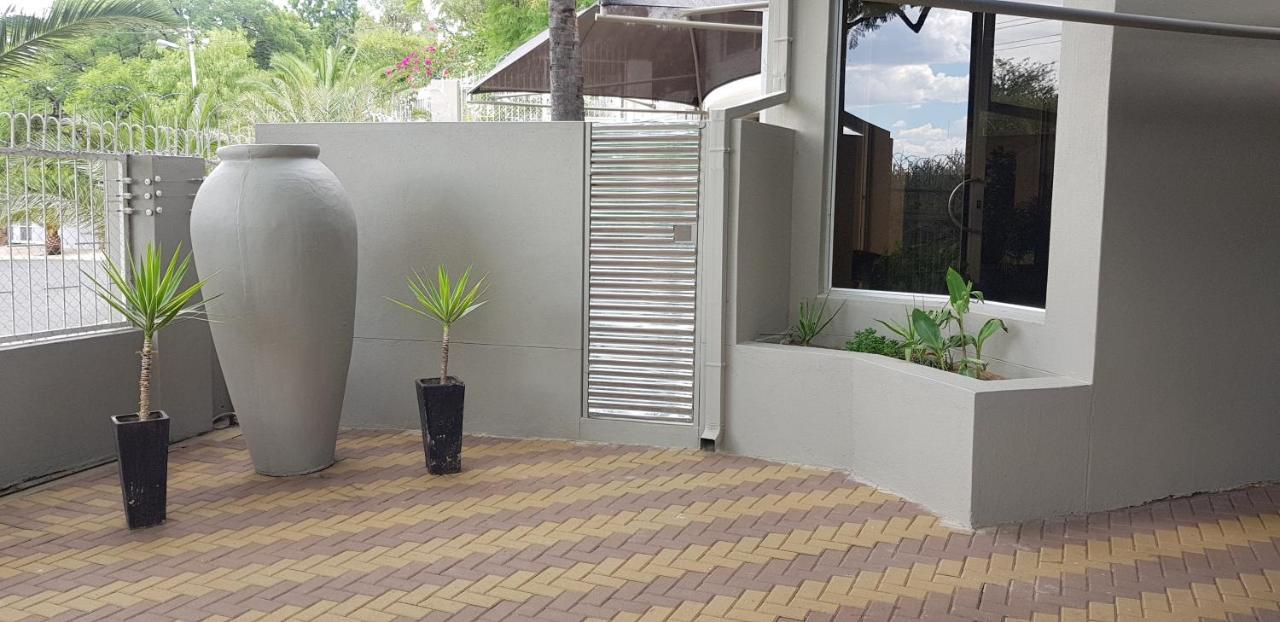 Feather Self Catering Accommodation Windhoek Eksteriør billede