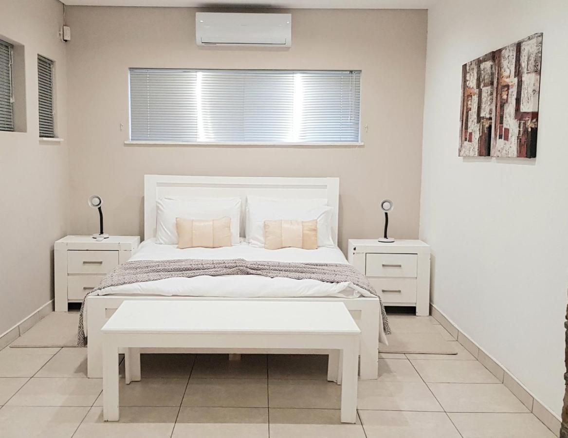 Feather Self Catering Accommodation Windhoek Eksteriør billede