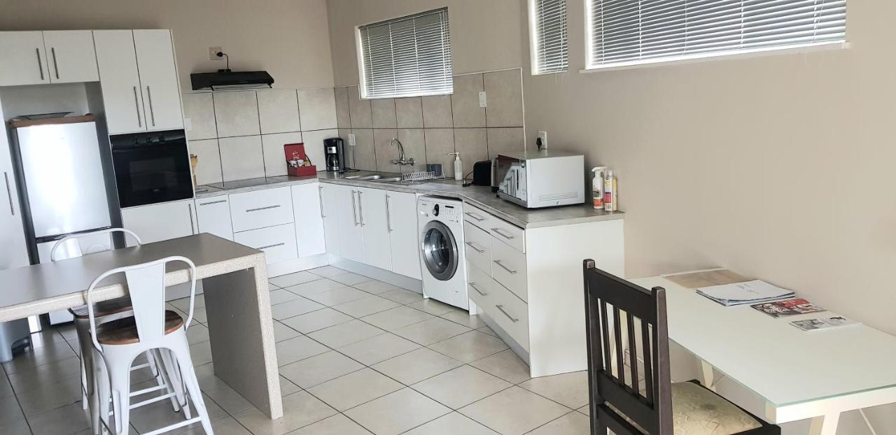 Feather Self Catering Accommodation Windhoek Eksteriør billede