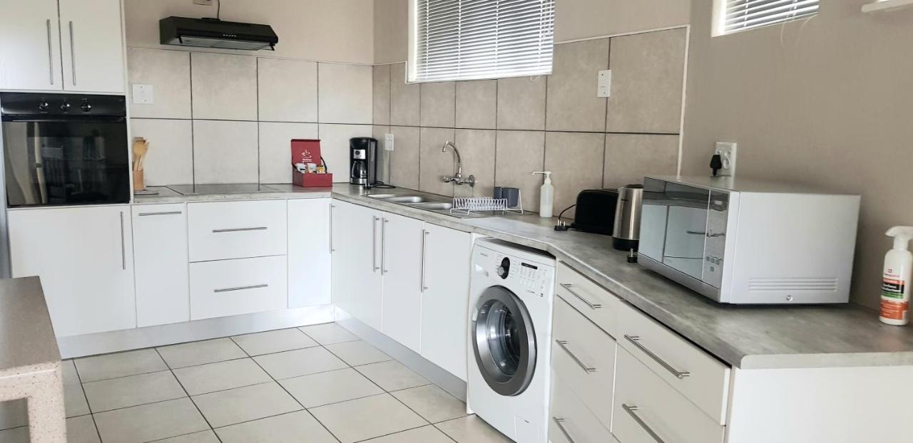 Feather Self Catering Accommodation Windhoek Eksteriør billede